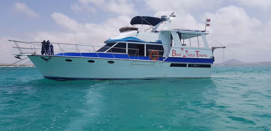 Boa Vista: Motoryacht Trip with Fishing, Snorkel, Beach BBQ - Why this six-and-a-half-hour trip works
