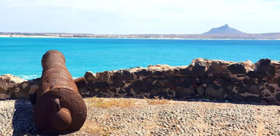 Boa Vista: Motoryacht Trip with Fishing, Snorkel, Beach BBQ - The first stop: bottom fishing in open water