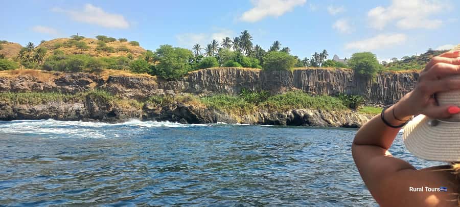 Boat Trip to Aguas Belas Cave+Barbecue - The colorful fishing boat to Aguas Belas