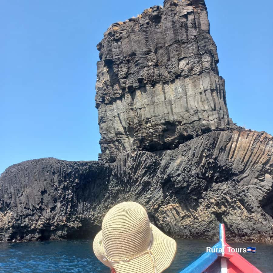 Boat Trip to Aguas Belas Cave+Barbecue - The black sand beach and barbecue