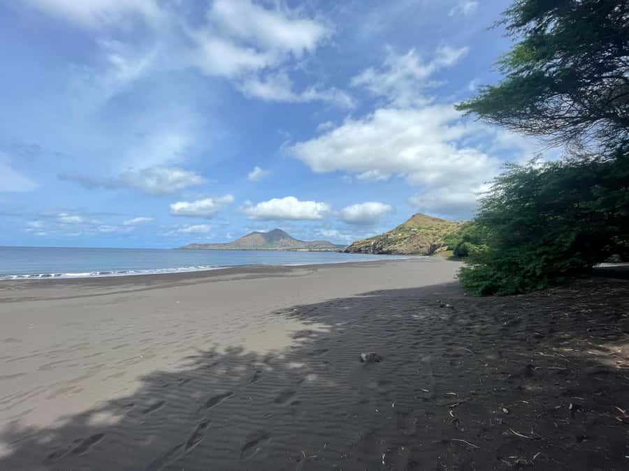 Discover the Black Sand Beach+the Natural Pool - Key points to know before you go