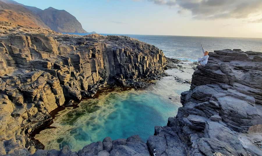 Discover the Black Sand Beach+the Natural Pool - The natural volcanic pool beside the sea