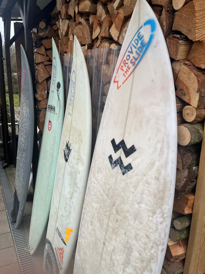Maio, Cape Verde: Surfboard rental - Getting local surf advice from Hemerson and Antonio
