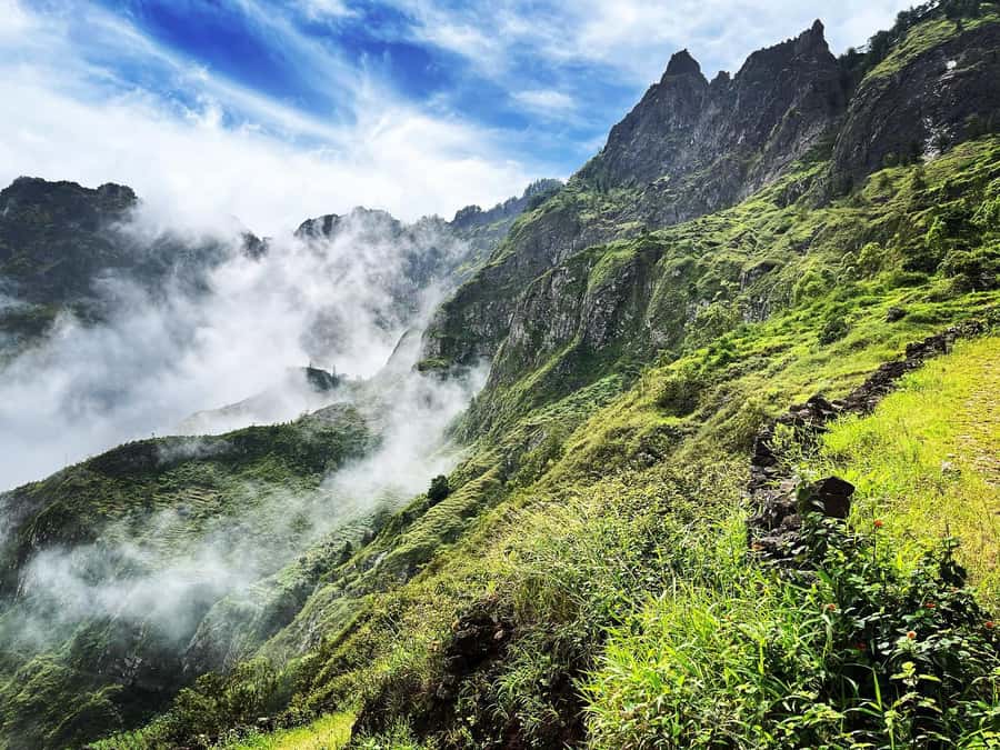 Paúl hike, the green garden - Walking through farms, hills, and rural villages