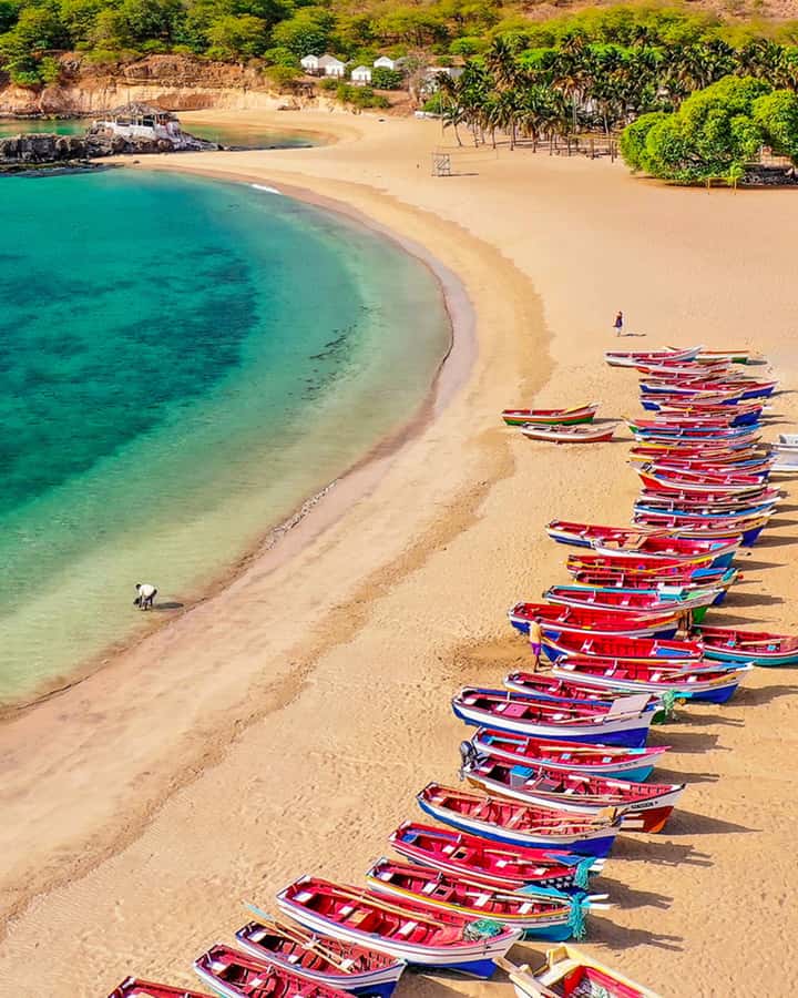 Praia: Day trip by minibus for cruise passengers - Meeting your guide at Porto da Praia