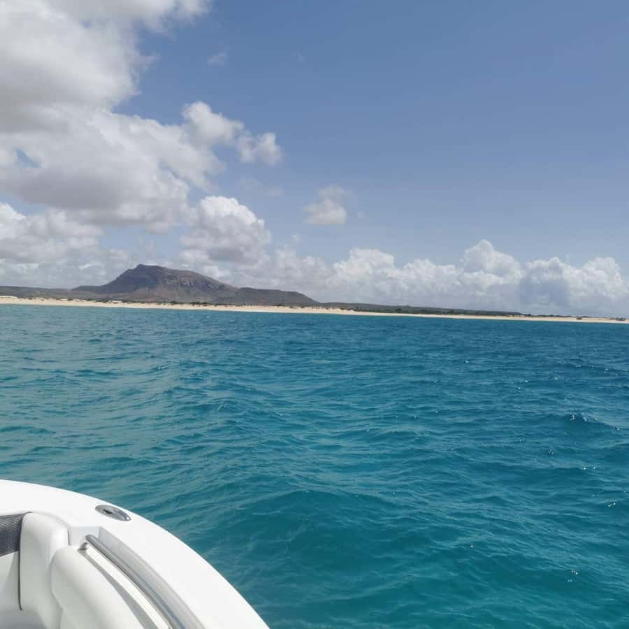 Premium - Private Boat Tour Boa Vista - Cruising the southern coast of Boa Vista