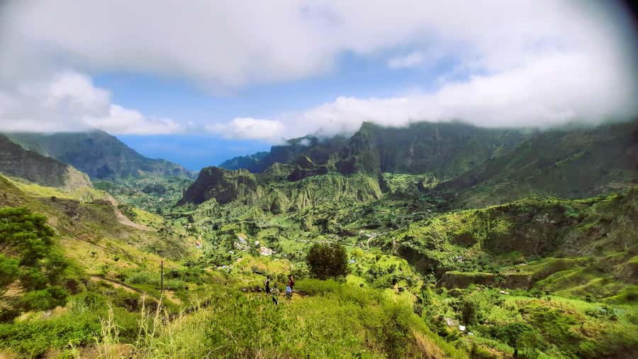 Santo Antão: Hiking Cova Volcano Crater to Ribeira Paúl - Entering the green Paul Valley
