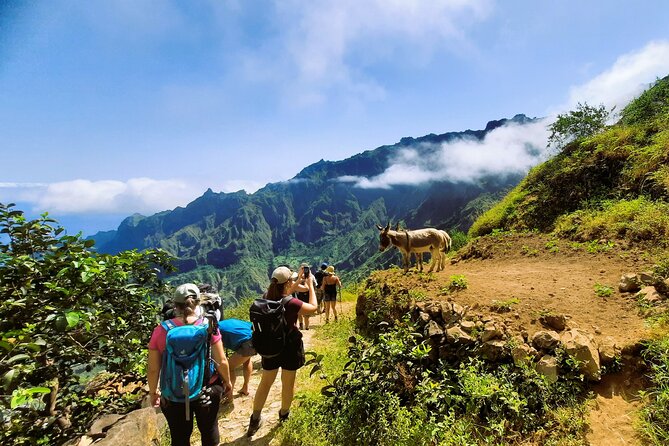 Santo Antão: Trekking Cova de Paúl Volcano Crater - Ribeira de Paúl - Standing above the green Paúl Valley