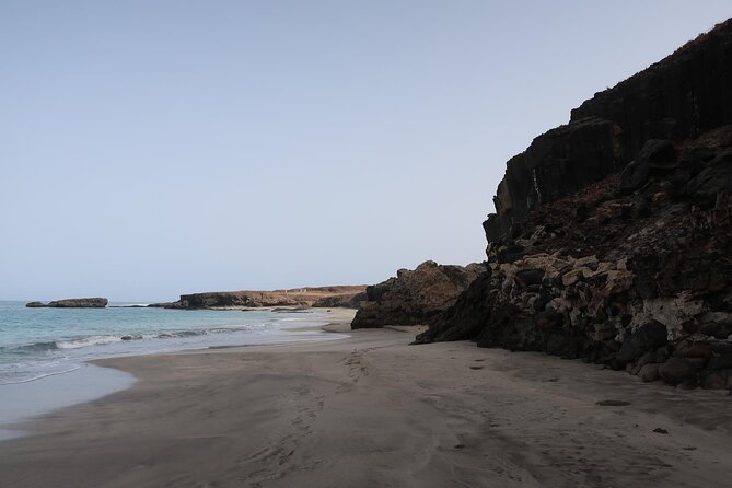 São Nicolau: Hiking Tarrafal - D’Boche de Rotcha Beach - Starting among Tarrafal’s fishing boats