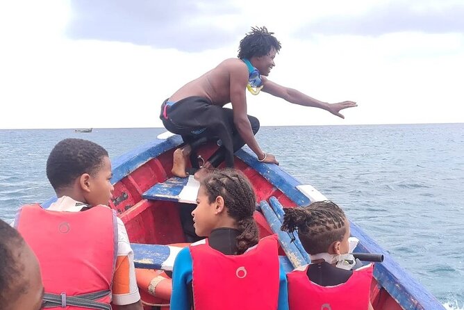 Spectacular experience with sea turtles - Boarding the small fishing boat